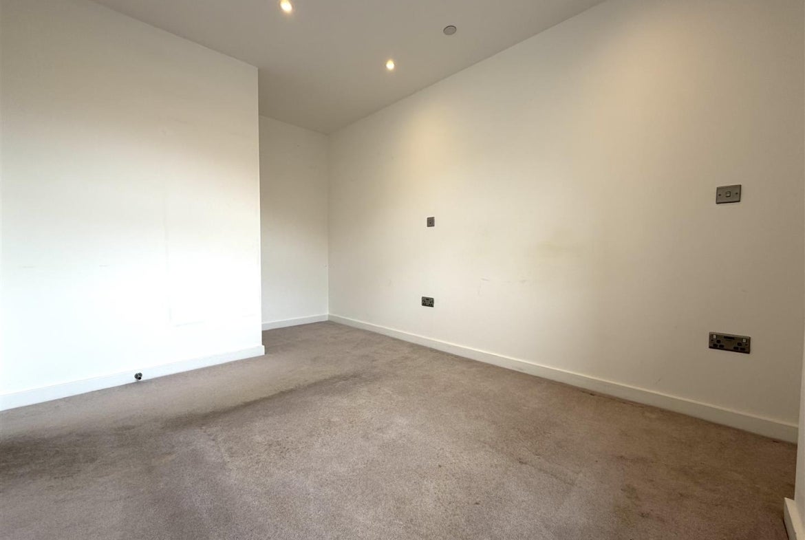Flat Rockingham Road in Greater London