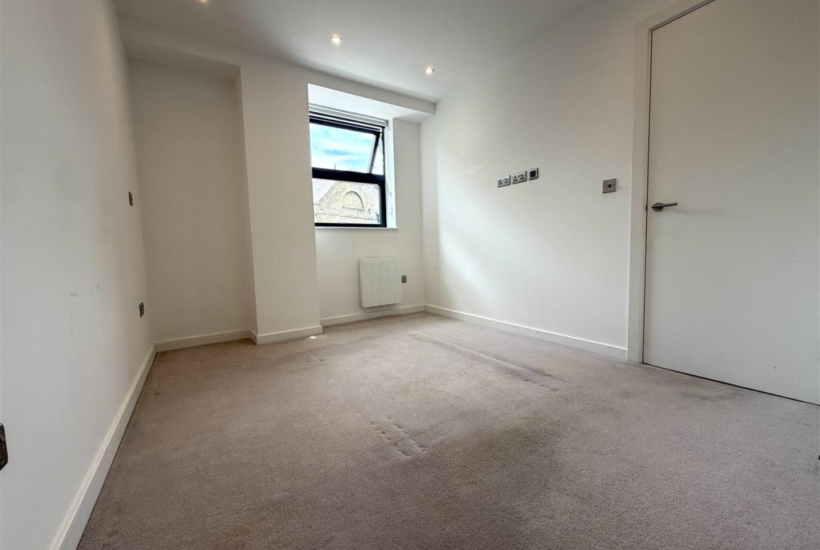 Flat Rockingham Road in Greater London