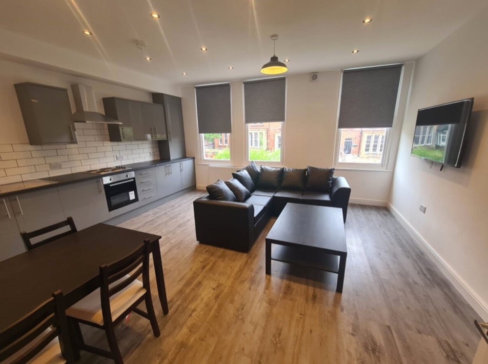 Flat Clarendon Road in Leeds