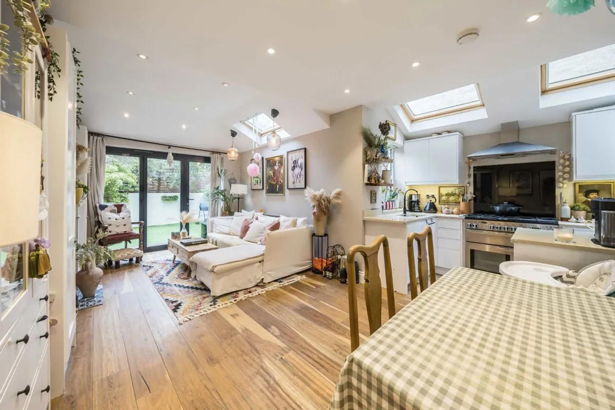 House Kingscourt Road in Greater London