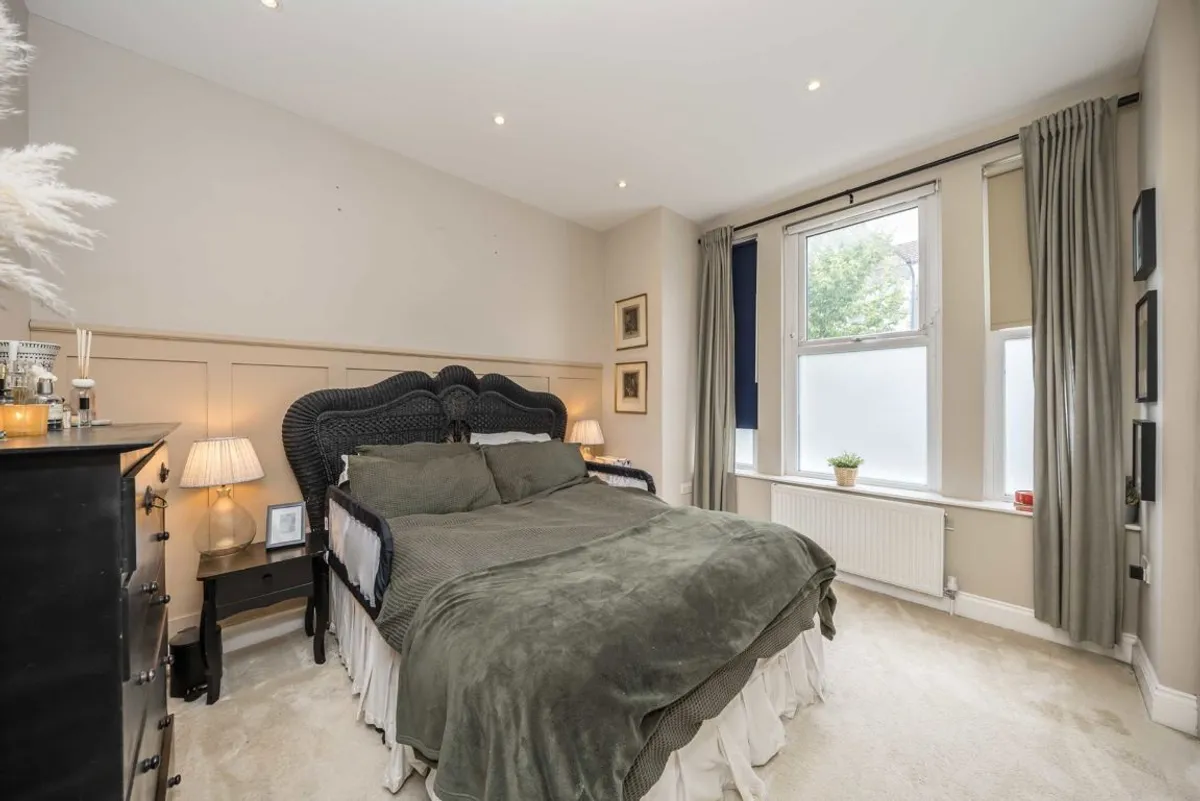 House Kingscourt Road in Greater London