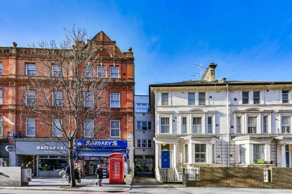 Flat Earl's Court Road in Greater London