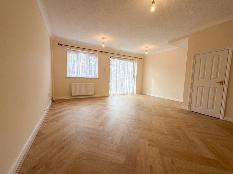 House Kingston Lane in Greater London