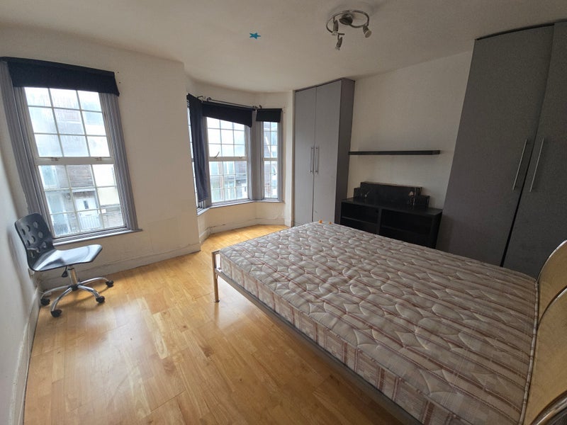 Flat Mathews Park Avenue in Greater London