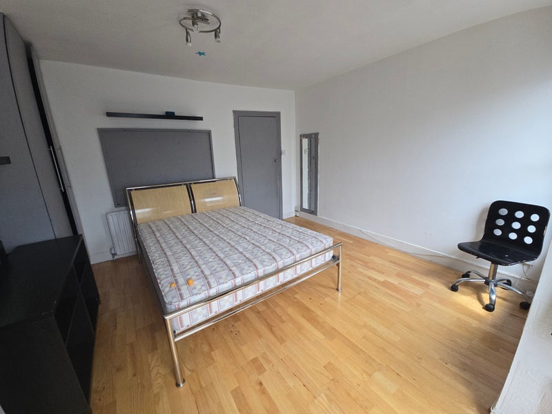 Flat Mathews Park Avenue in Greater London