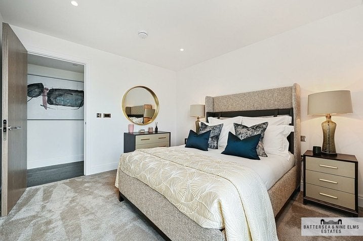 Flat Albert Embankment in Greater London