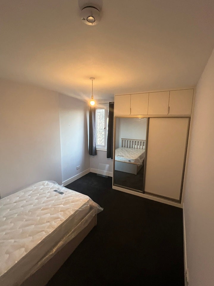 Room Station Road in Greater London