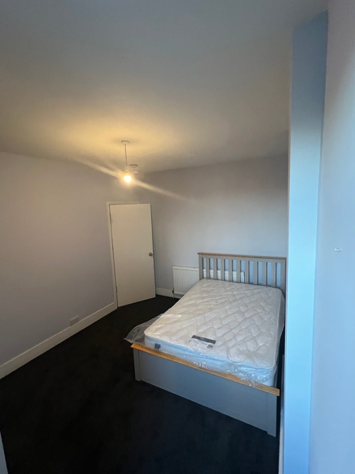 Room Station Road in Greater London