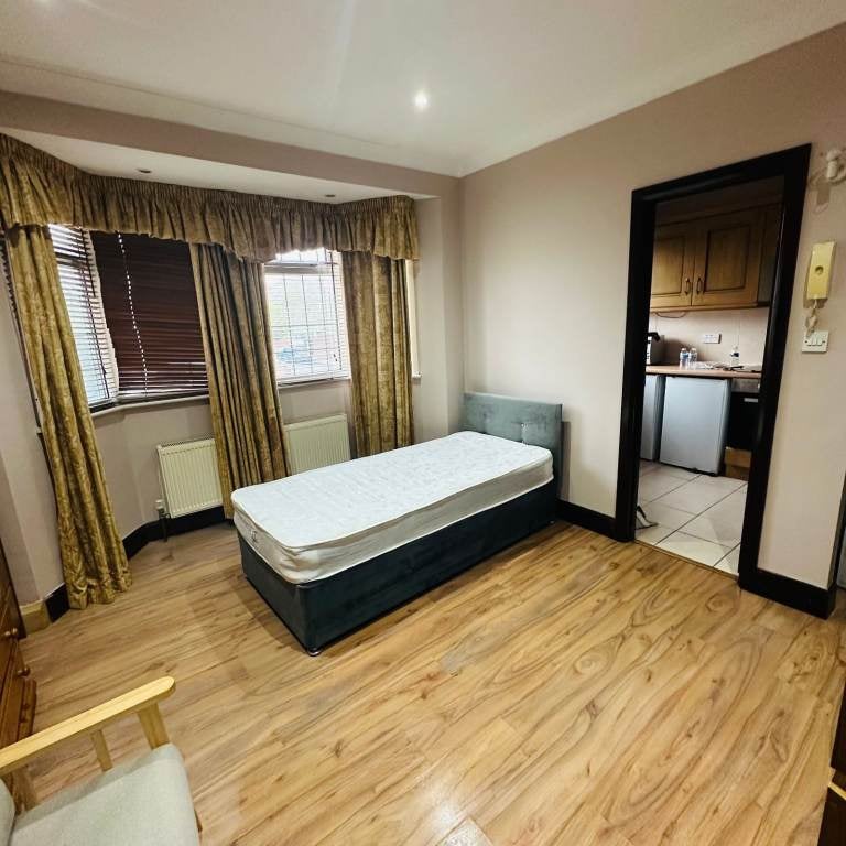 Flat Gunnersbury Lane in Greater London