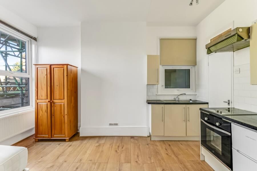 Flat Teignmouth Road in Greater London