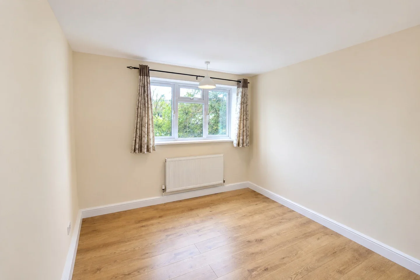 Flat Everest Road in Borough of Spelthorne