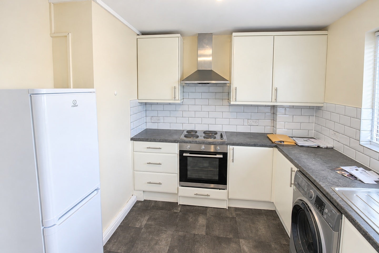 Flat Everest Road in Borough of Spelthorne