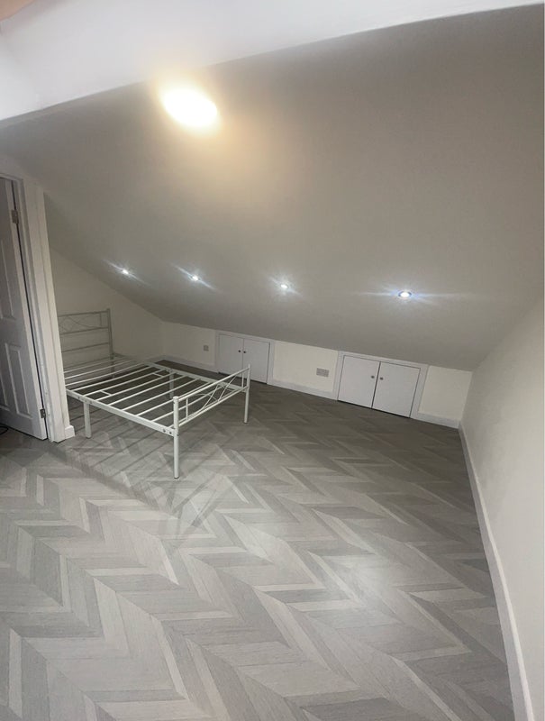 Room Gunning Street in Greater London