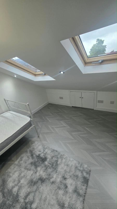 Room Gunning Street in Greater London