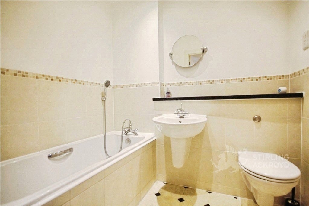 Flat Camphill Road in Woking