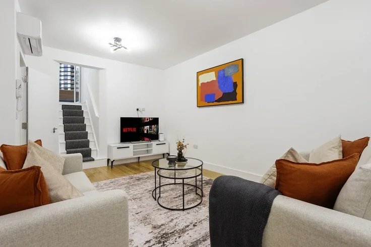 Flat Chalk Farm Road in Greater London