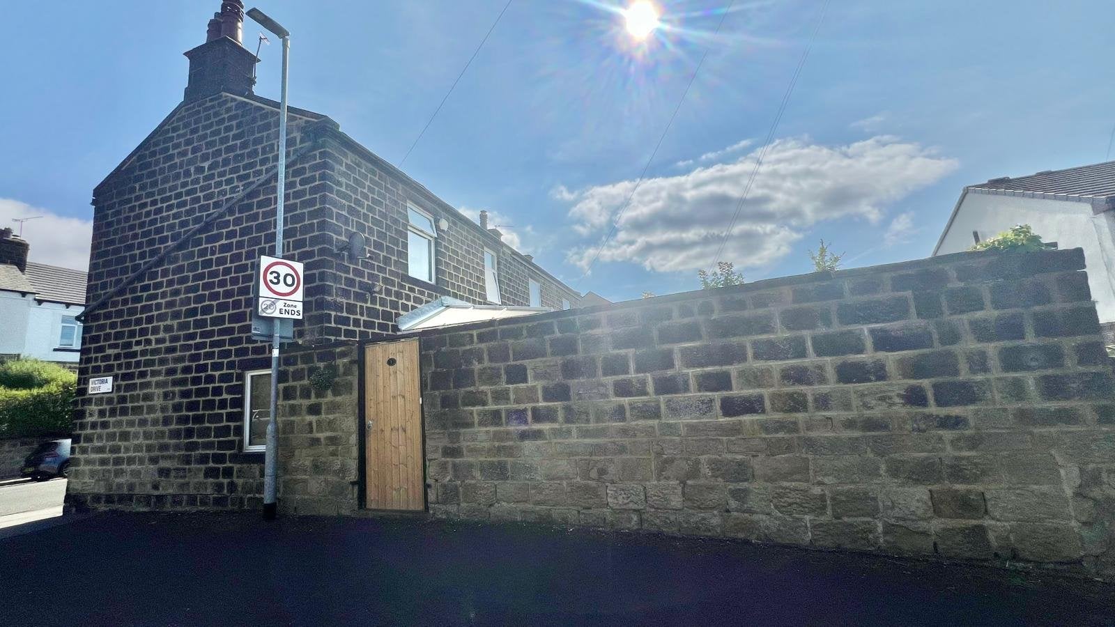 House Victoria Close in Leeds