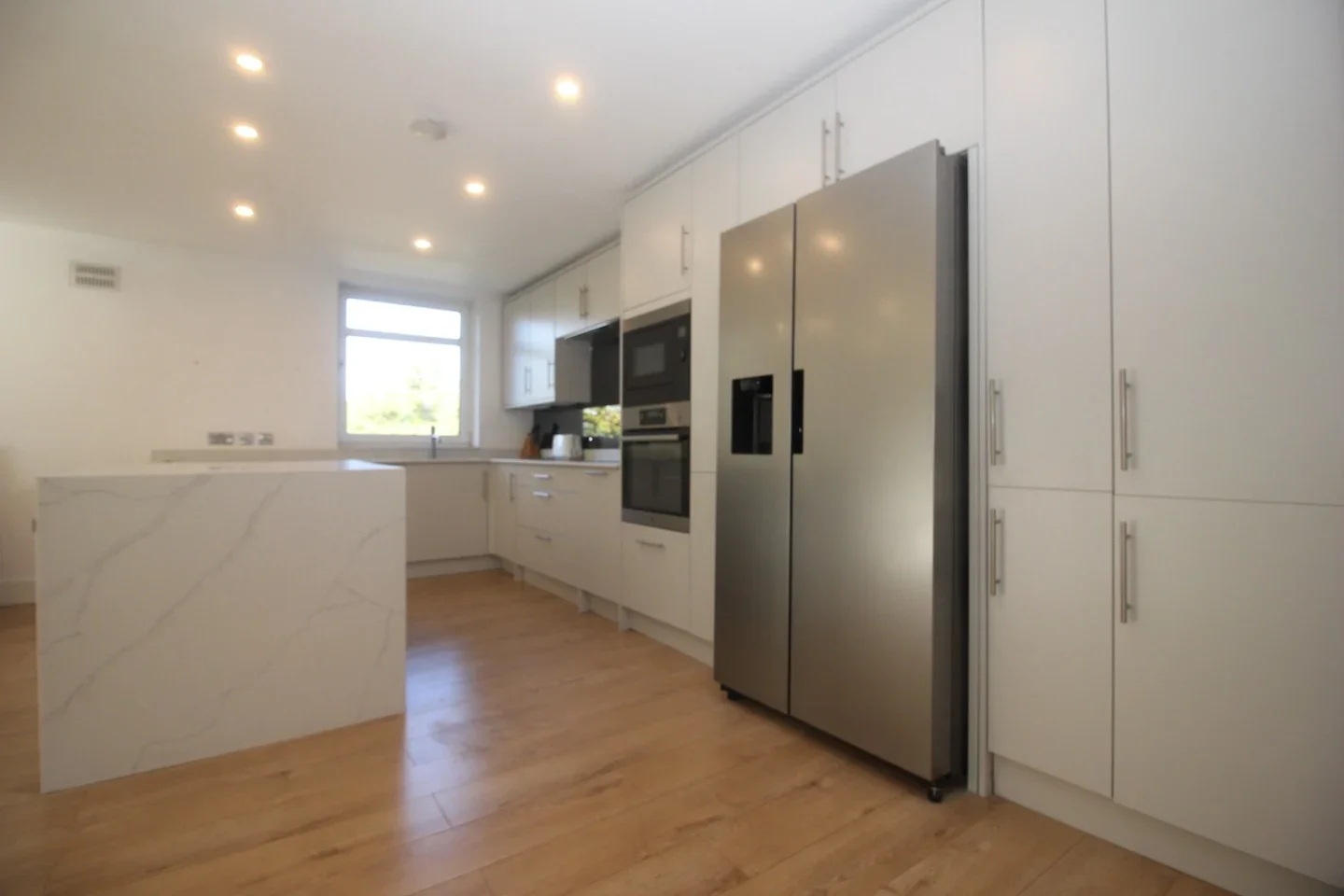 Flat Acorn Close in Greater London