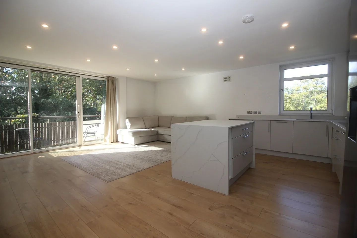Flat Acorn Close in Greater London