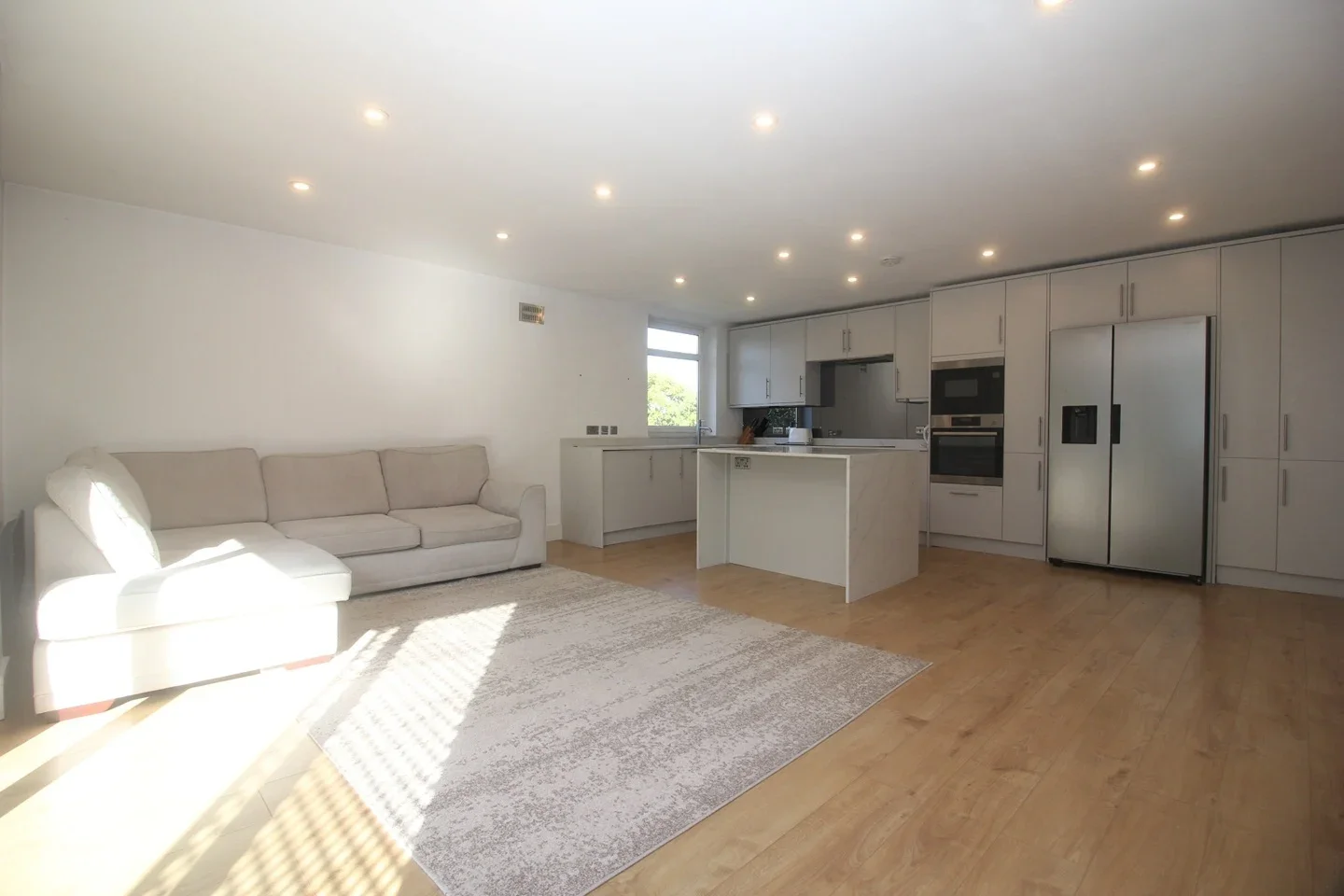 Flat Acorn Close in Greater London