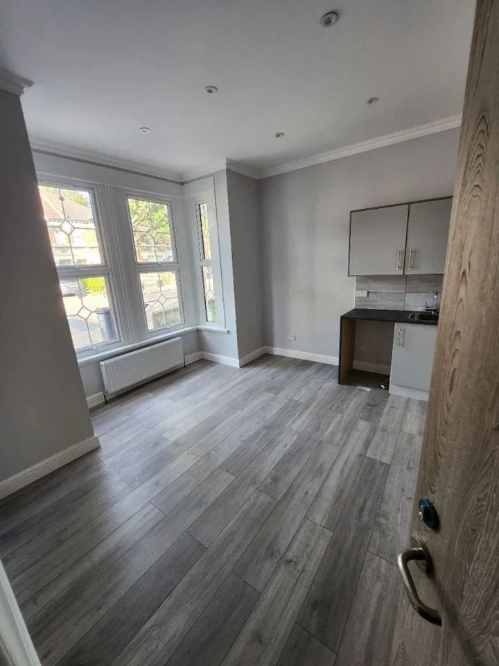 Room Brownhill Road in Greater London