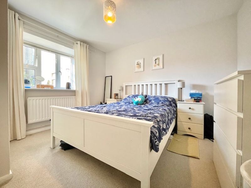 Flat Cornwall Square Kennings Way in Greater London