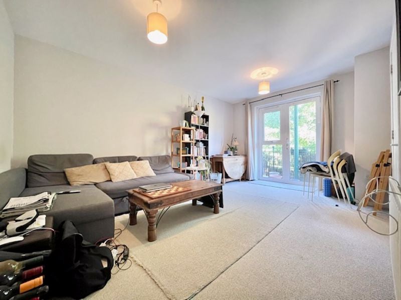 Flat Cornwall Square Kennings Way in Greater London
