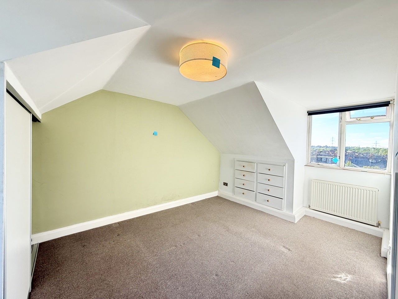 Flat Robinson Road in Greater London