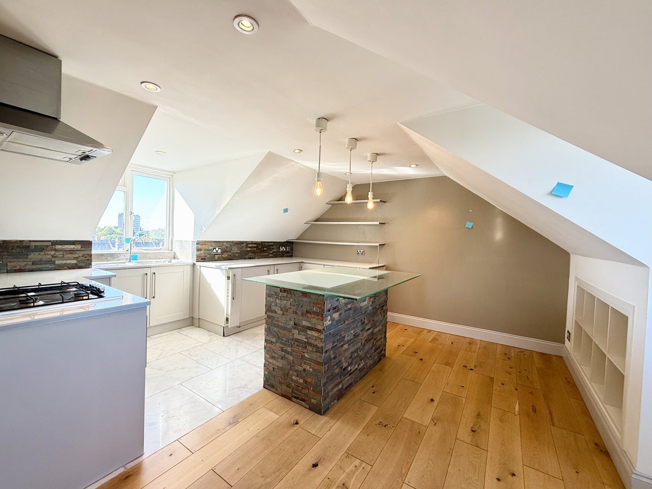 Flat Robinson Road in Greater London