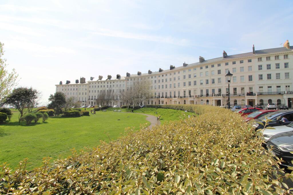 Flat Adelaide Crescent in Hove