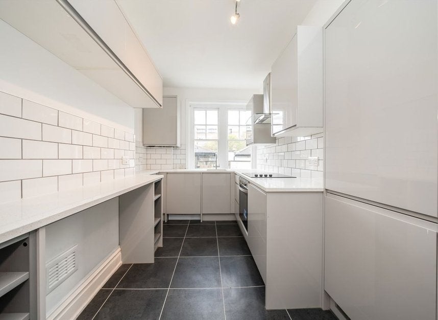 Flat Elm Park Mansions in Greater London