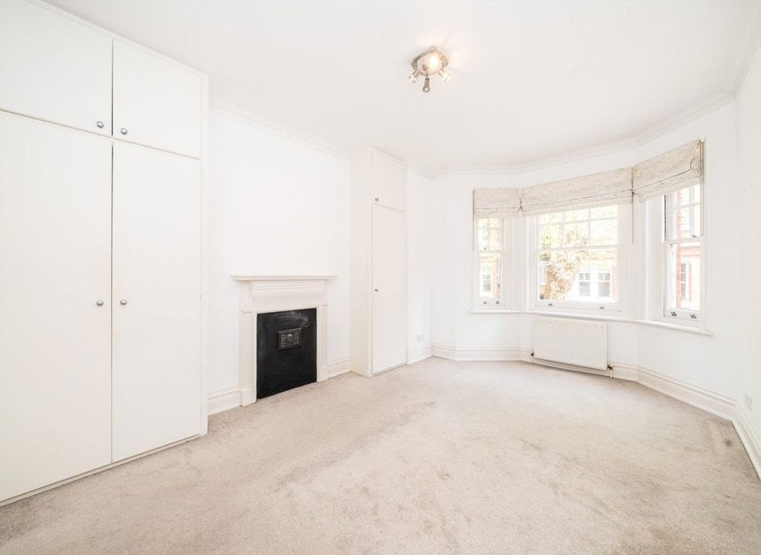 Flat Elm Park Mansions in Greater London