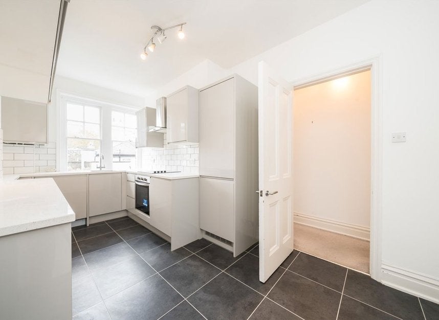 Flat Elm Park Mansions in Greater London