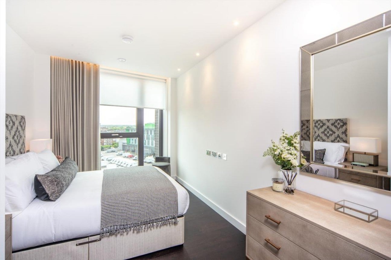 Flat Ponton Road in Greater London