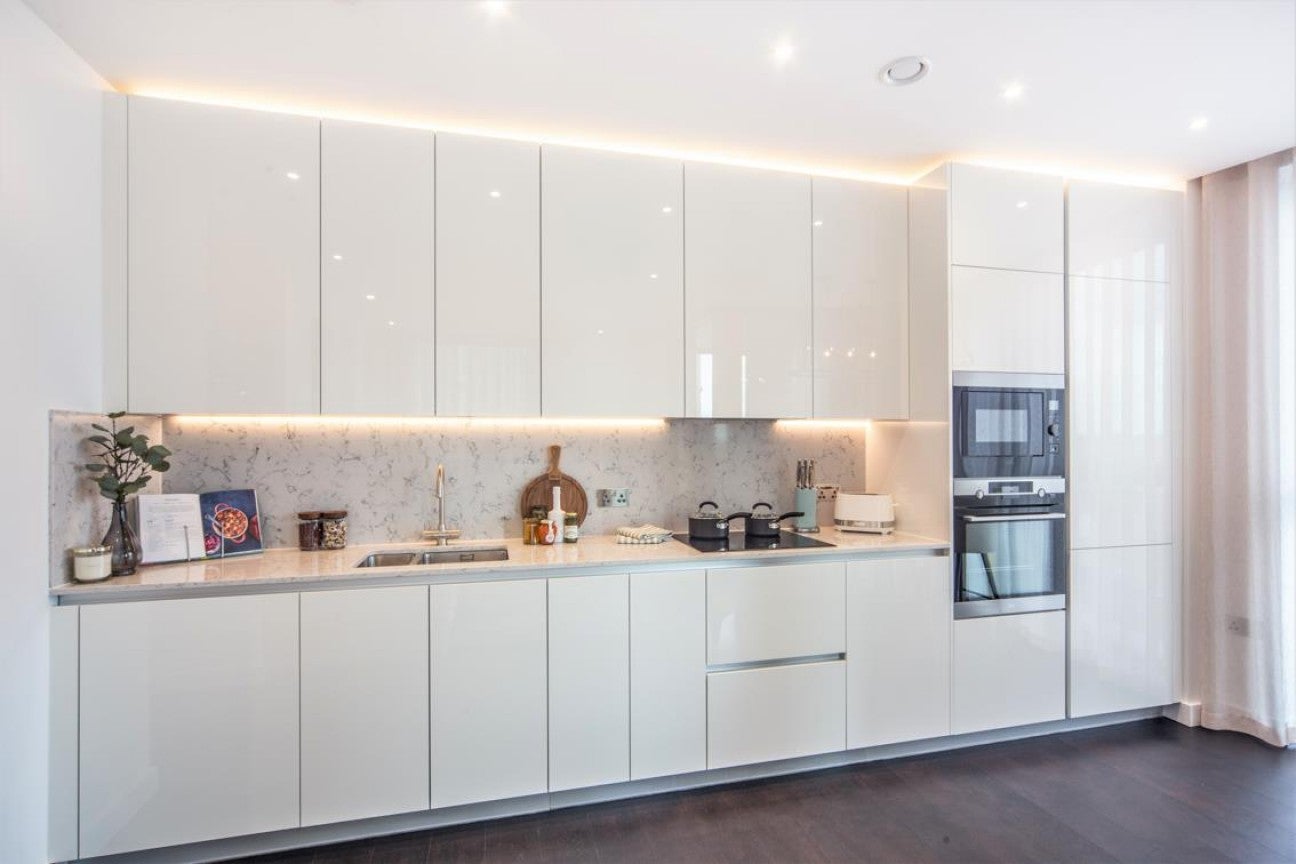 Flat Ponton Road in Greater London