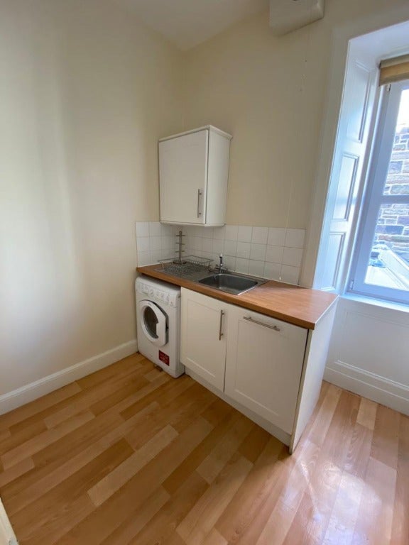 Flat Hermand Crescent in City of Edinburgh