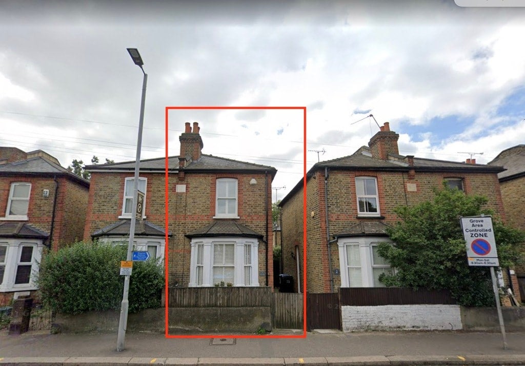 Flat Hawks Road in Greater London