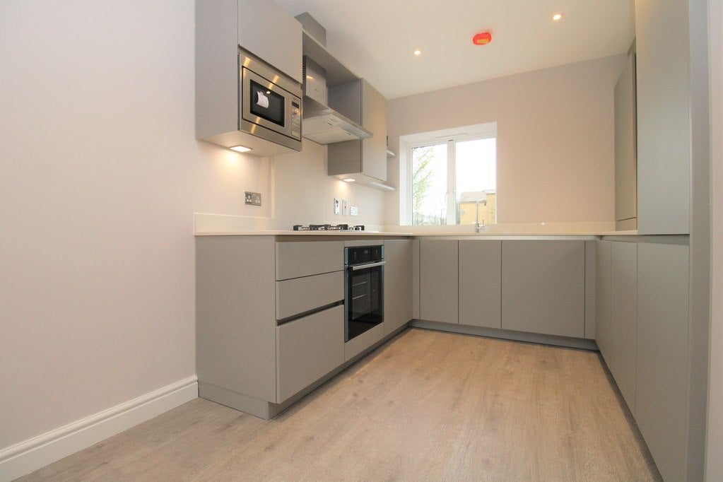 Flat Ravenscar Road in London
