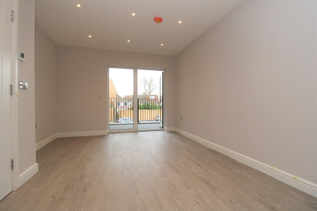 Flat Ravenscar Road in London