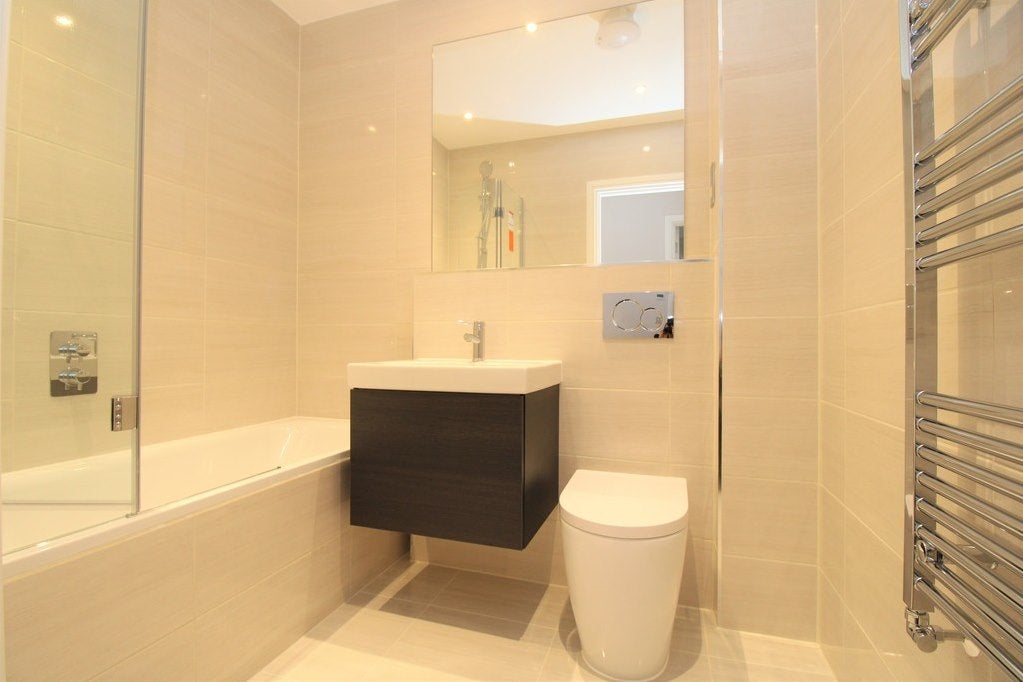 Flat Ravenscar Road in London
