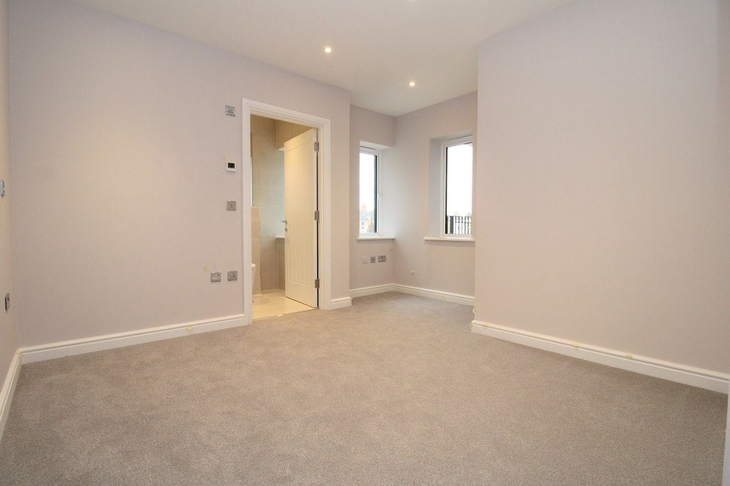 Flat Ravenscar Road in London