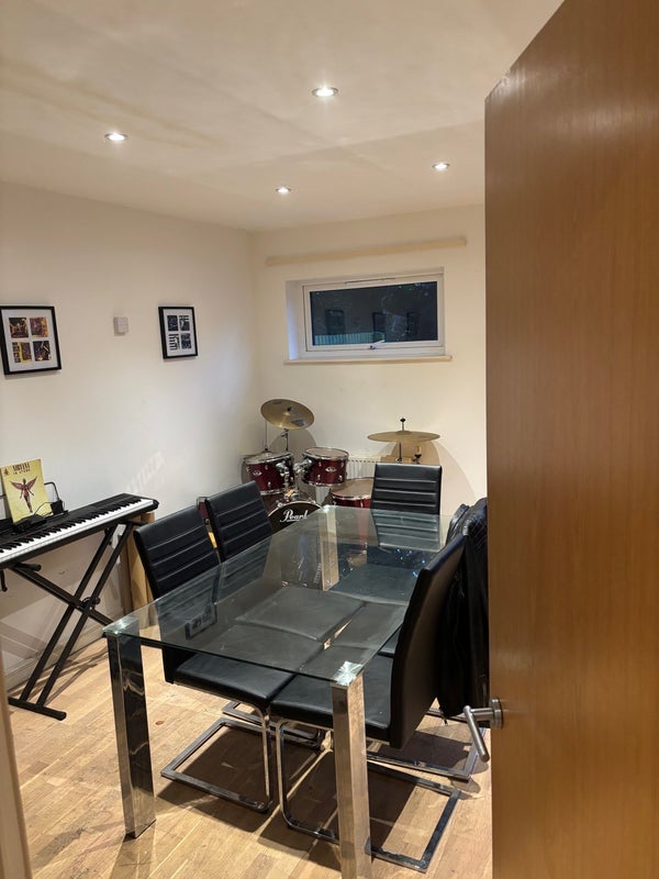 Room Caldwell Close in Greater London