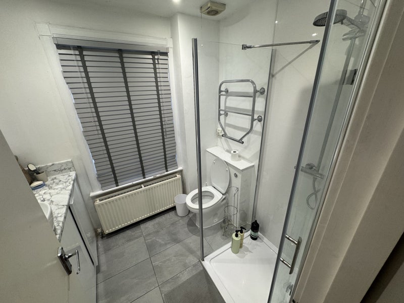 Room Hurlingham Road in Greater London