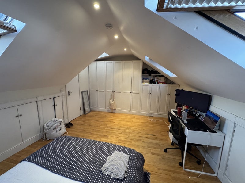 Room Hurlingham Road in Greater London