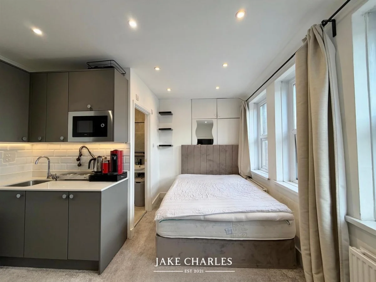 Flat Wandsworth High Street in Greater London