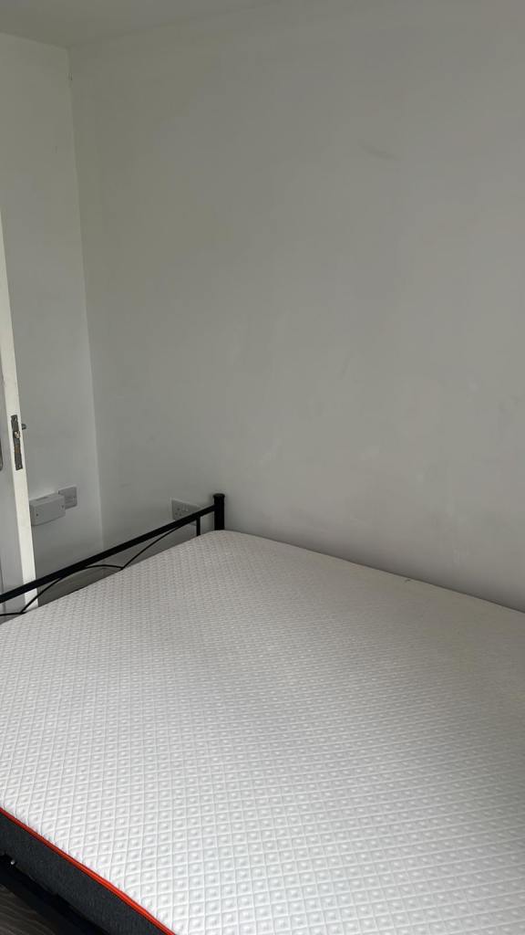 Room West Walk in Greater London