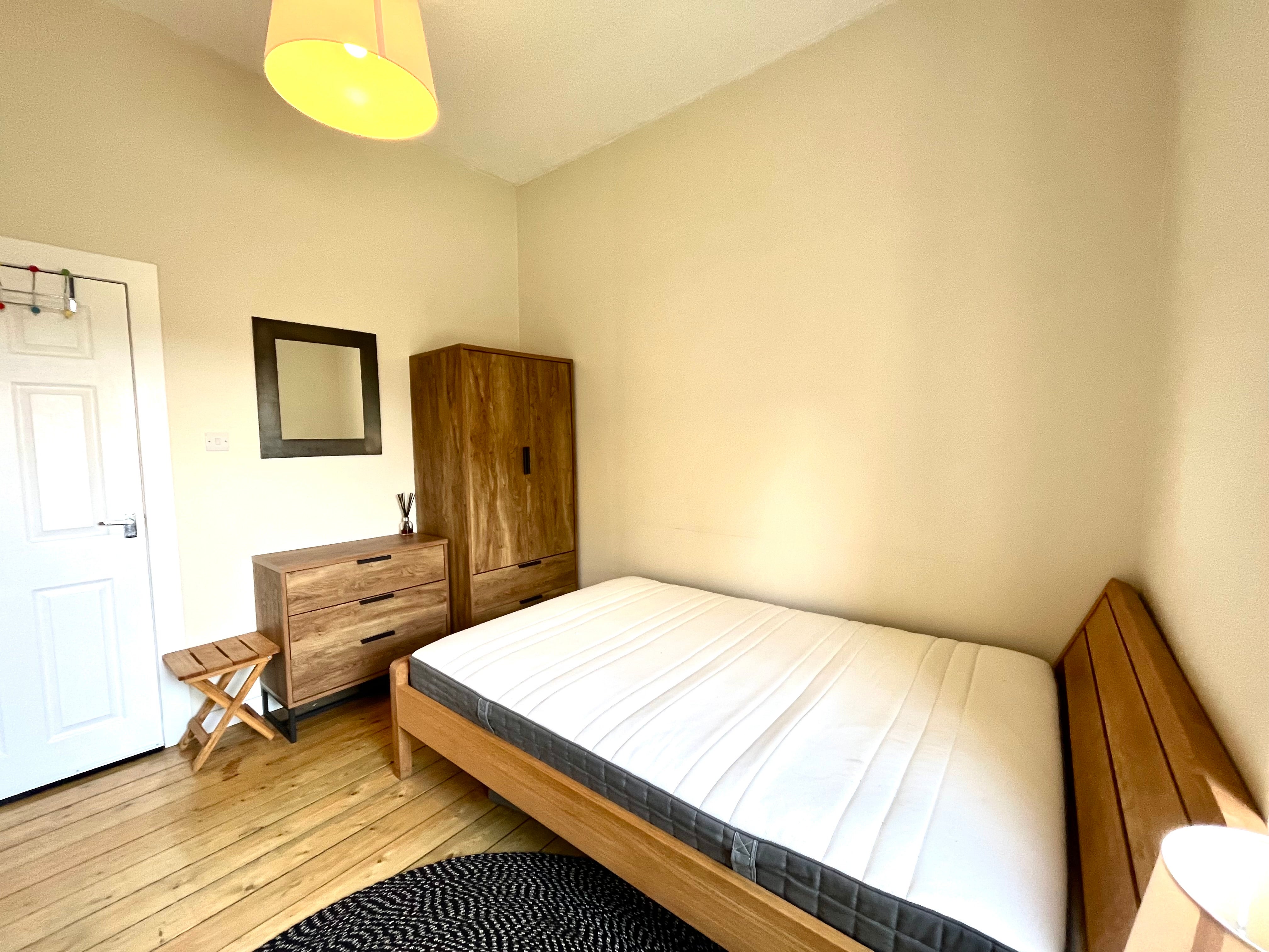 Flat Cardross Street in Glasgow