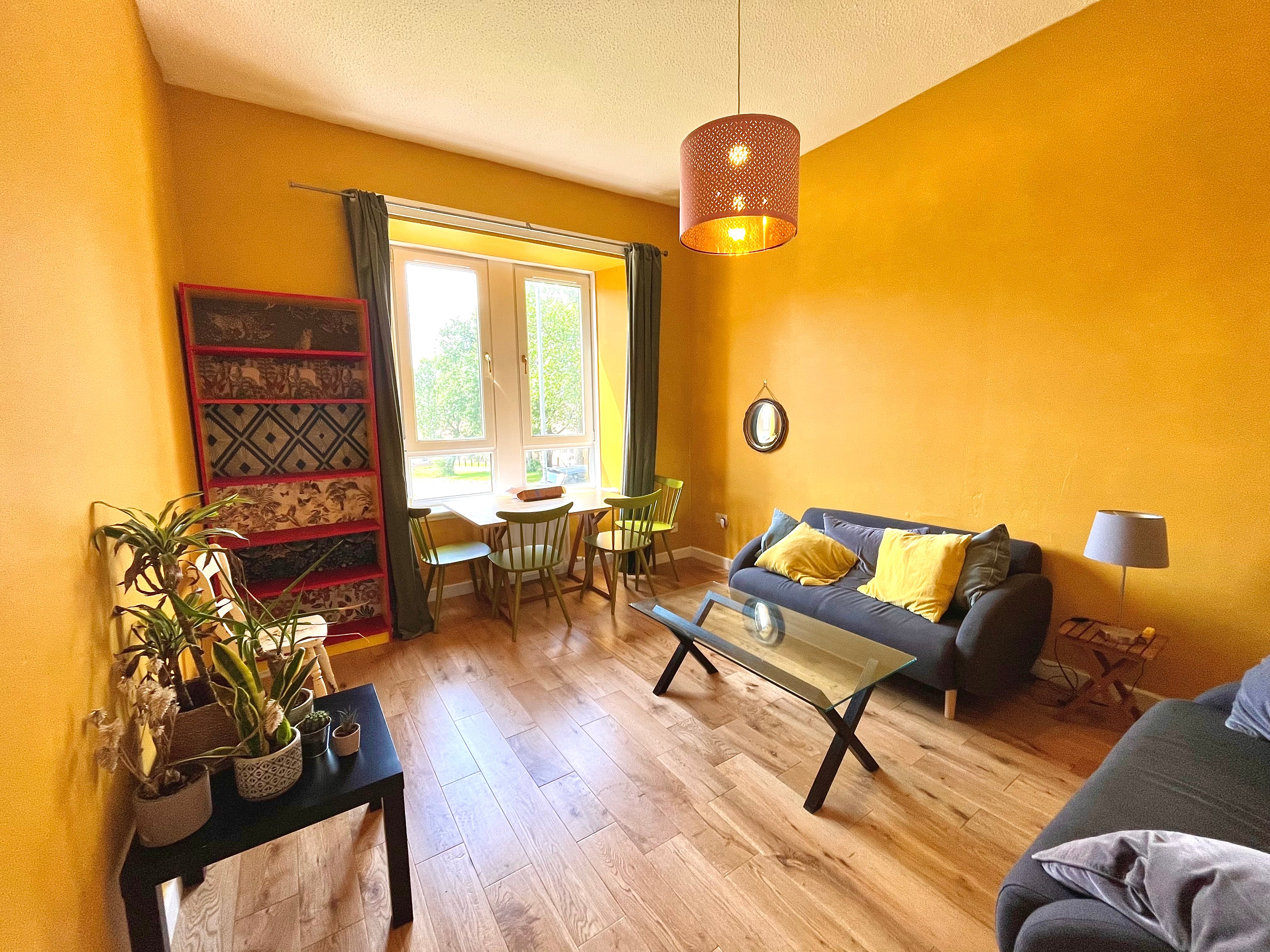 Flat Cardross Street in Glasgow