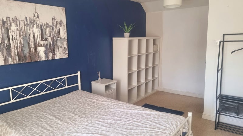 Room Chipstead Valley Road in Greater London