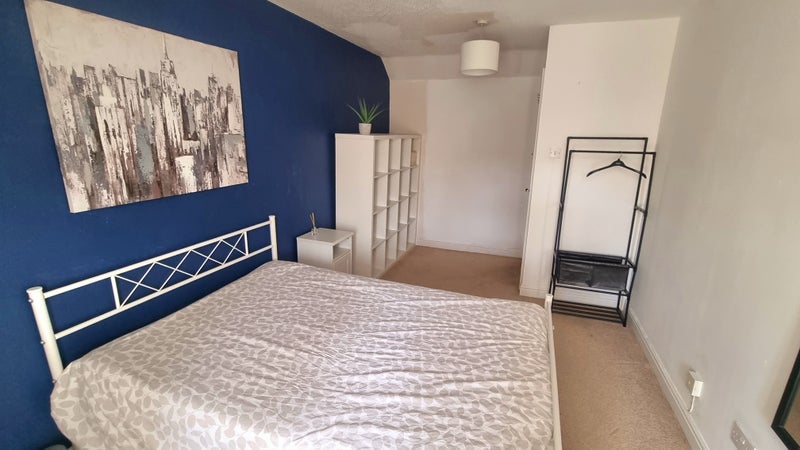 Room Chipstead Valley Road in Greater London